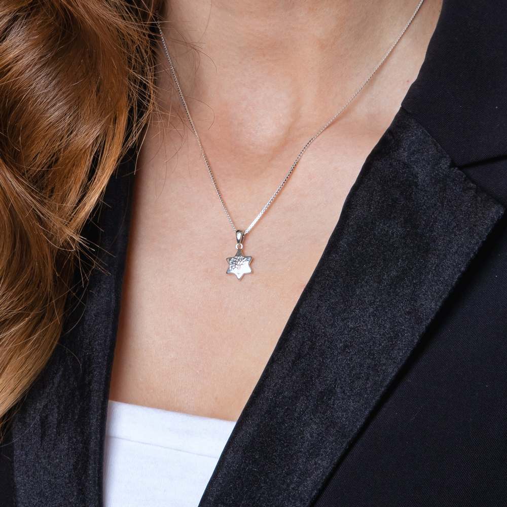 תליון מגן דוד וחריטת עץ החיים