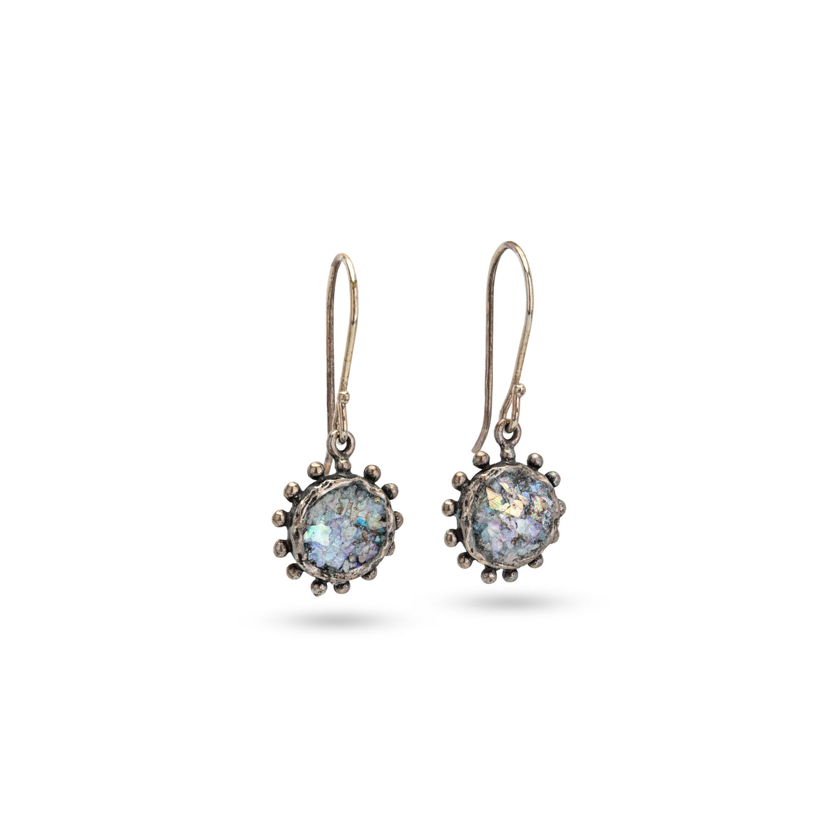 עגילי זכוכית רומית תלויים עם עיטור כדורי כסף