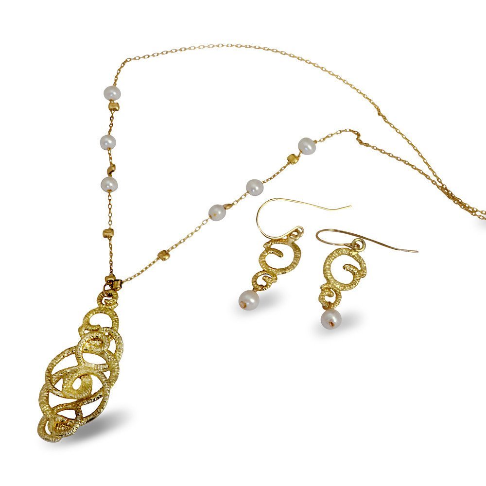 שרשרת משובצת פנינים קטנות ותליון כותרת