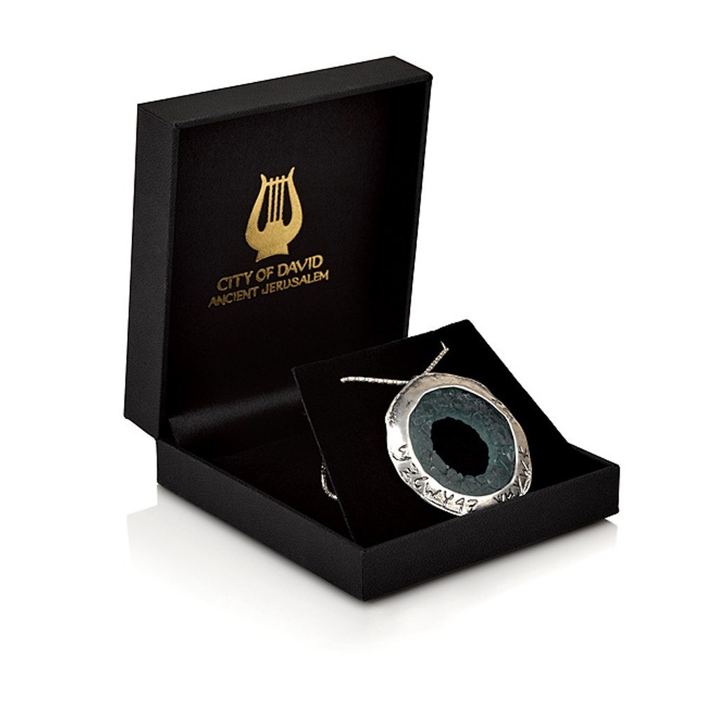 שרשרת כסף וזכוכית רומית כתב עברי קדום